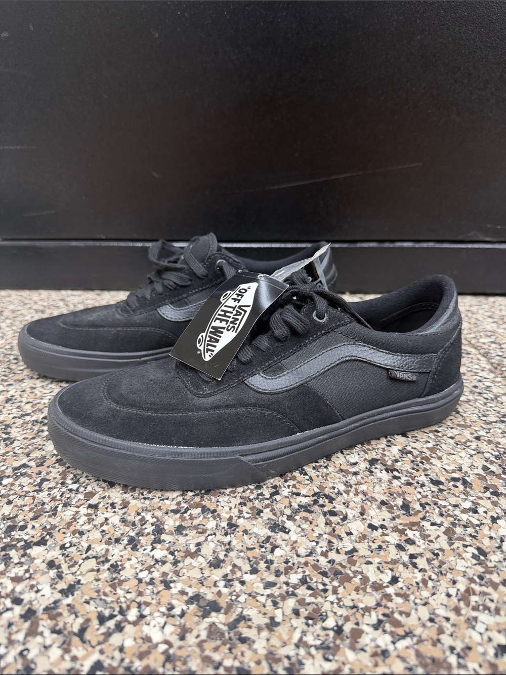 Vans Men’s All-Black Low-Top Suede brand new